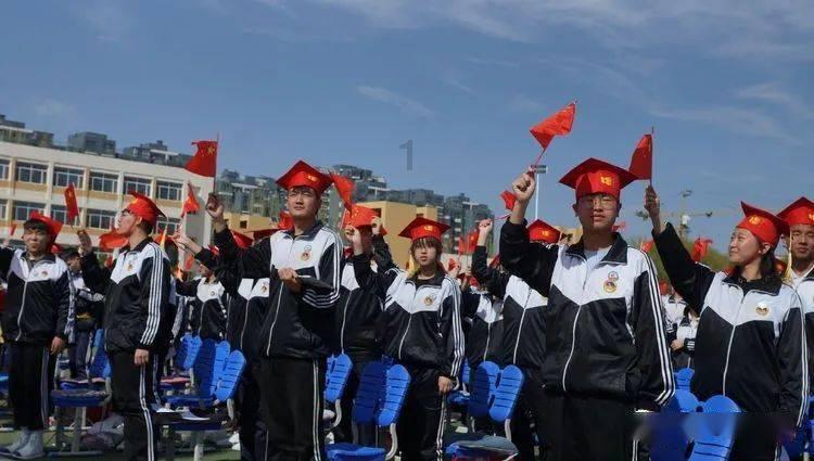 逃离残破的机舱